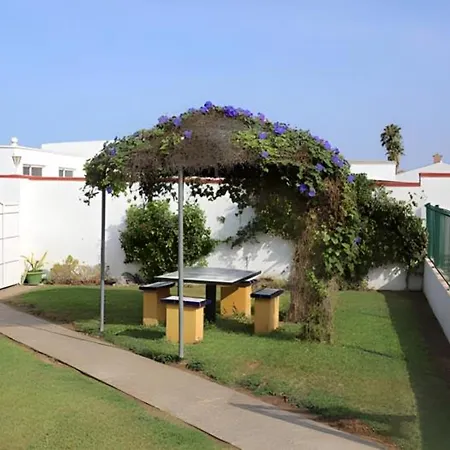 Villa Familiar Con Piscina Privada, Jardin Y Wi-fi Gratuito En - Es-180-271 *